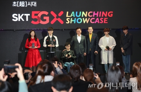 전 피겨스케이팅 국가대표 김연아, 프로게이머 페이커, 뇌성마비 극복한 수영선수 윤성혁, 박정호 사장, 박재원씨, 그룹 엑소 백현, 카이가 3일 서울 중구 을지로 SKT타워 로비에서 열린 세계 최초 5GX 상용화 런칭쇼에서 기념촬영을 하고 있다./사진=김휘선 기자