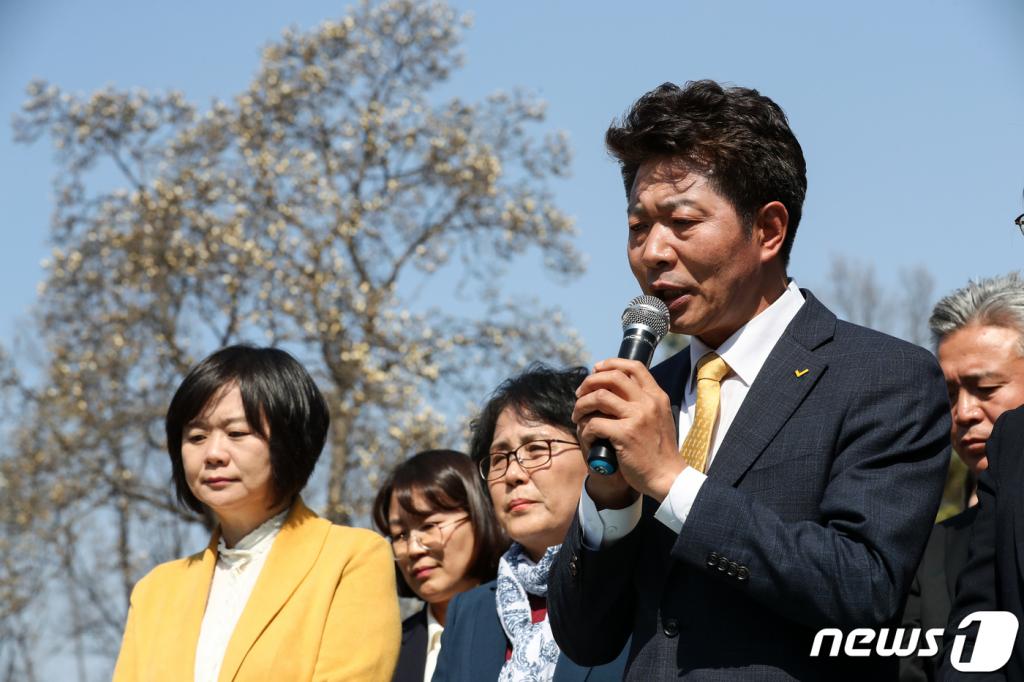 4.3 보궐선거에서 창원 성산구 국회의원으로 선출된 여영국 정의당 의원이 4일 오후 경기도 남양주시 마석모란공원 내 고 노회찬 전 의원의 묘소를 찾아 참배하고 있다. /사진=뉴스1