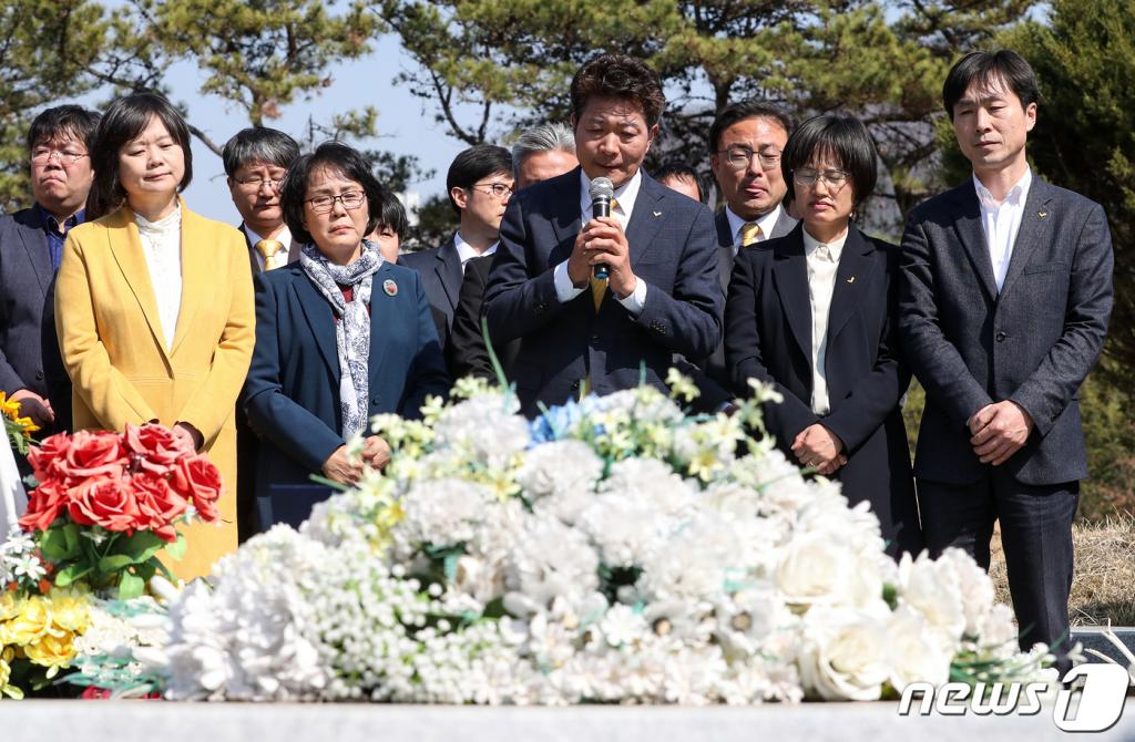 4.3 보궐선거에서 창원 성산구 국회의원으로 선출된 여영국 정의당 의원이 4일 오후 경기도 남양주시 마석모란공원 내 고 노회찬 전 의원의 묘소를 찾아 참배하고 있다. /사진=뉴스1