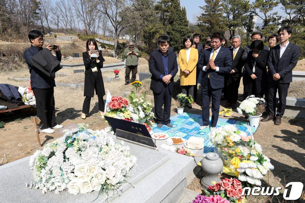 4.3 보궐선거에서 창원 성산구 국회의원으로 선출된 여영국 정의당 의원이 4일 오후 경기도 남양주시 마석모란공원 내 고 노회찬 전 의원의 묘소를 찾아 참배하고 있다. /사진=뉴스1