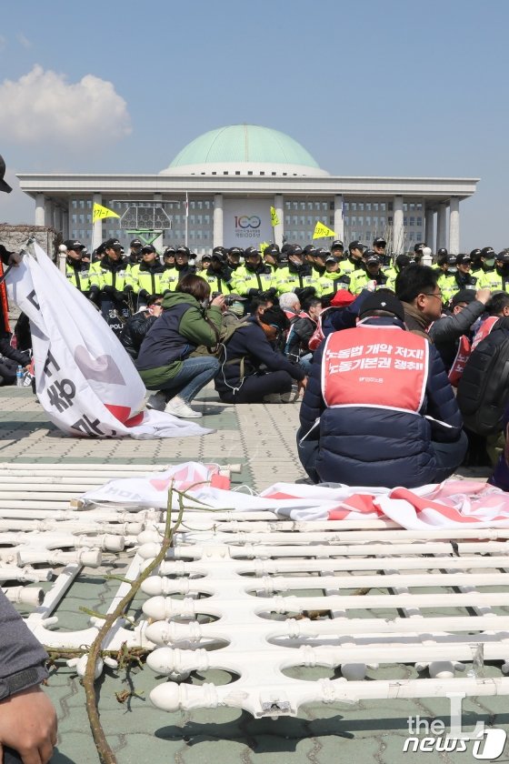 민주노총 관계자들이 3일 오전 서울 여의도 국회 정문 앞에서 노동법 개악 저지 등을 촉구하며 국회 경내로 진입을 시도하다 뜯겨진 철문이 놓여 있다. 2019.4.3/사진=뉴스1 <저작권자 © 뉴스1코리아, 무단전재 및 재배포 금지> / 사진=(서울=뉴스1) 임세영 기자