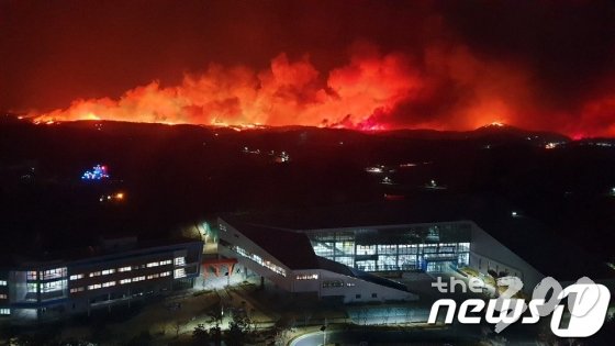 고성=뉴스1) 홍성우 기자 = 4일 오후 7시17분쯤 강원 고성군 토성면 원암리의 한 주유소 인근 야산에서 불이 났다. 신고를 받은 소방당국은 소방대원을 포함한 76명의 인원과 소방차 등 장비 23대를 투입해 진화에 나서고 있다. 불이 나자 고성군청은 원암리와 성천리 인근 주민에게 대피령을 내렸다. (독자 제공) 2019.4.4/뉴스1 <저작권자 © 뉴스1코리아, 무단전재 및 재배포 금지> / 사진=고성=뉴스1) 홍성우 기자