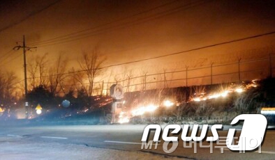 (속초·고성=뉴스1) 서근영 기자 = 4일 오후 강원도 고성군 토성면 원암리의 한 주유소 인근 야산에서 발생한 산불이 태풍급 강풍을 타고 인근 육군 36관리대대로 번지고 있다. 예비군 관리부대인 이곳에는 총기와 탄약이 위치하고 있다./사진=독자제공