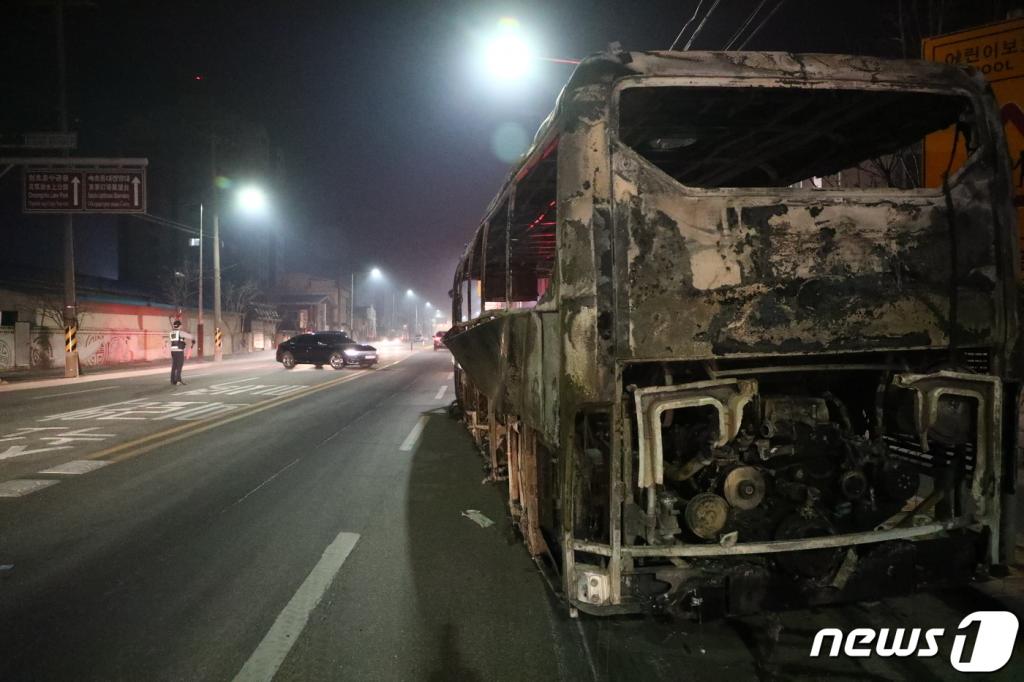 (속초=뉴스1) 고재교 기자 = 강원도 고성에서 발생한 산불이 확산되고 있는 5일 오전 강원도 속초시 영랑동의 한 도로에 버스가 불에 타 있다. 2019.4.5/뉴스1  <저작권자 © 뉴스1코리아, 무단전재 및 재배포 금지>