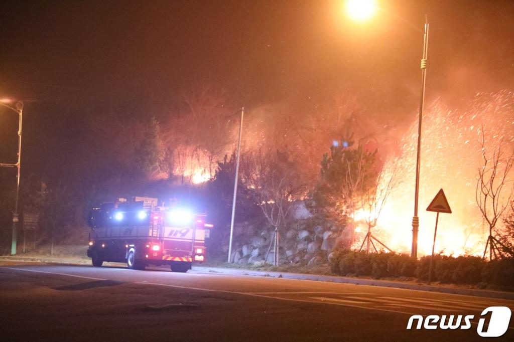(강원=뉴스1) 고재교 기자 = 4일 오후 7시17분쯤 강원 고성군 토성면 원암리의 한 주유소 인근에 위치한 변압기가 터지며 화재가 발생했다.  소방당국은 화재 상황이 심각해짐에 따라 소방대응 3단계를 발령, 전국 소방차를 동원하기로 했다. 2019.4.4/뉴스1  <저작권자 © 뉴스1코리아, 무단전재 및 재배포 금지>