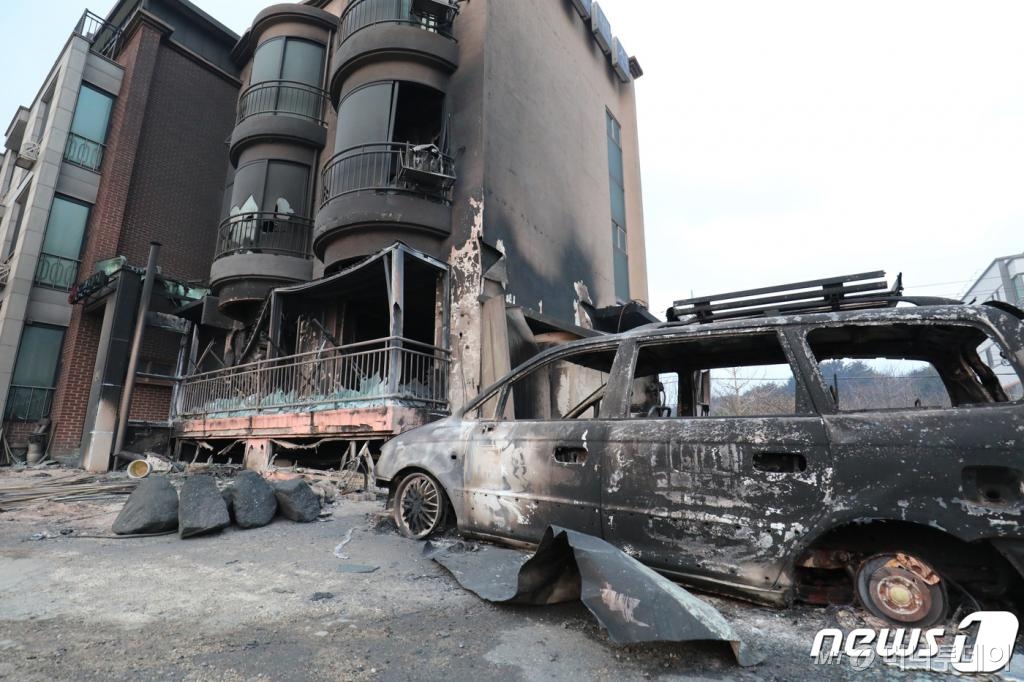(고성=뉴스1) 고재교 기자 = 5일 오전 강원 고성군 토성면의 건물과 차량이 불에 타 유리창이 깨지는 등 동해안 산불의 참상을 보여주고 있다.2019.4.5/뉴스1  <저작권자 © 뉴스1코리아, 무단전재 및 재배포 금지>