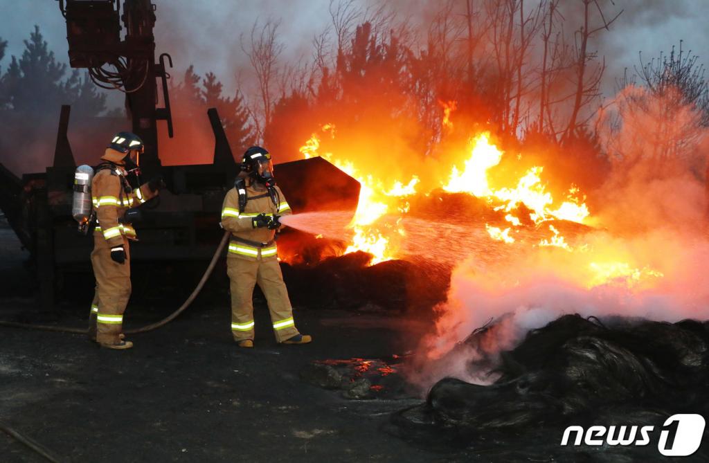 5일 오전 강원 고성군 토성면에서 소방대원들이 밤사이 꺼지지 않은 잔불을 정리하고 있다.2019.4.5/사진=뉴스1