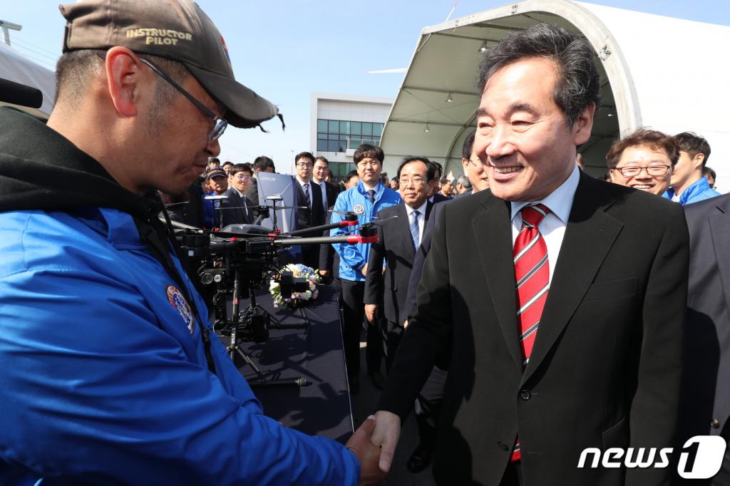 이낙연 국무총리가 4일 오후 전남 영광군 염산면 풍력 종합운영센터에서 열린 영광풍력발전설비 준공식 행사를 마친 뒤 군민들과 인사를 나누고 있다. 2019.4.4/사진=뉴스1