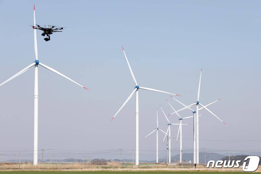 4일 오후 전남 영광군 염산면 풍력 종합운영센터에서 열린 영광풍력발전설비 준공식에서 풍력발전 드론 점검 시연이 진행되고 있다. 2019.4.4/사진=뉴스1