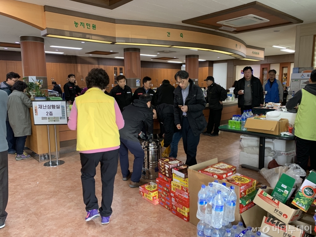 강원 고성·속초 산불로 발생한 이재민을 돕기 위해 고성 토성면주민자치센터에 지원센터와 재난상황실이 마련됐다. / 사진=임찬영 기자