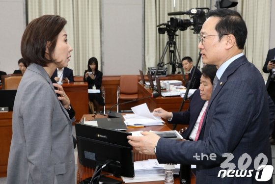 (서울=뉴스1)이종덕 기자 = 홍영표 더불어민주당 원내대표(오른쪽)와 나경원 자유한국당 원내대표가 4일 서울 여의도 국회 운영위원회 전체회의장에서 대화하고 있다. 2019.4.4/뉴스1  <저작권자 © 뉴스1코리아, 무단전재 및 재배포 금지> / 사진=(서울=뉴스1) 이종덕 기자