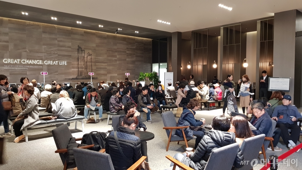 5일 '청량리역 한양수자인 192' 견본주택 방문자들이 상담을 받고 있다./사진= 박미주 기자