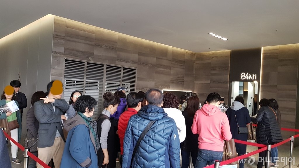 '청량리역 한양수자인 192' 견본주택 방문자들이 내부 구경을 위해 줄을 서서 기다리고 있다./사진= 박미주 기자