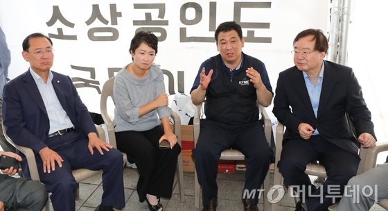 이언주 바른미래당 의원(왼쪽 두 번째)이 지난해 8월 최승재 소상공인연합회 회장(왼쪽 세 번째)과 대화를 나누고 있다./사진=뉴스1