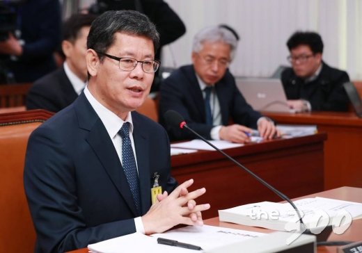 김연철 통일부 장관 후보자가 26일 오전 서울 여의도 국회에서 열린 인사청문회에서 의원들의 질의에 답하고 있다./사진=이동훈 기자