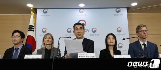 넥메틴 타르한 페이지오글루(Necmettin Tarhan Feyzioglu) 미션단장을 비롯한 IMF 한국미션단이 12일 오후 서울 종로구 세종대로 정부서울청사에서 언론브리핑을 갖고 연례협의 주요 결과를 발표하고 있다. 왼쪽부터 이동렬 아태국 연구원, 시그뉘 코로그스트럽 조사국 국장 자문관, 넥메틴 타르한 페이지오글루 한국미션단장, 루이 수, 닐스 제이코브 한센 아태국 연구원. /사진=뉴스1