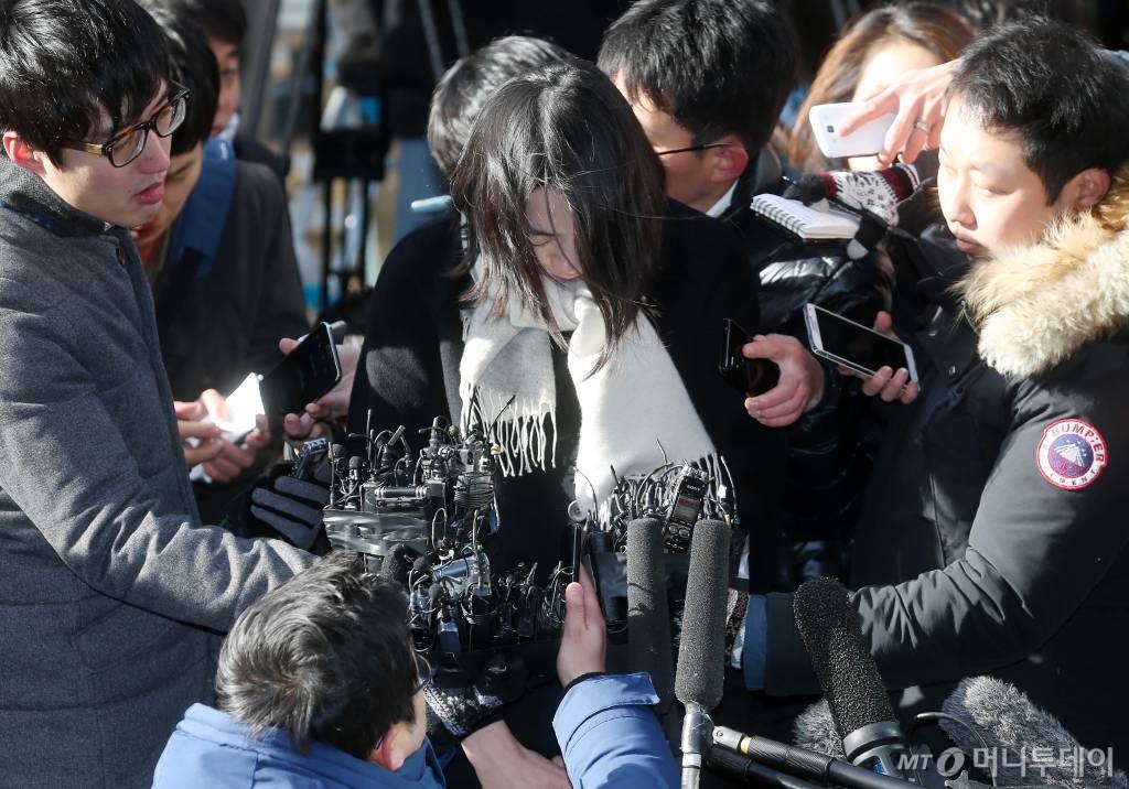 '땅콩리턴' 사건으로 물의를 빚은 조현아 전 대한항공 부사장이 피의자신분조사를 받기 위해 2014년 12월17일 오후 서울 서부지방검찰청으로 출두하고 있다. /사진=홍봉진 기자