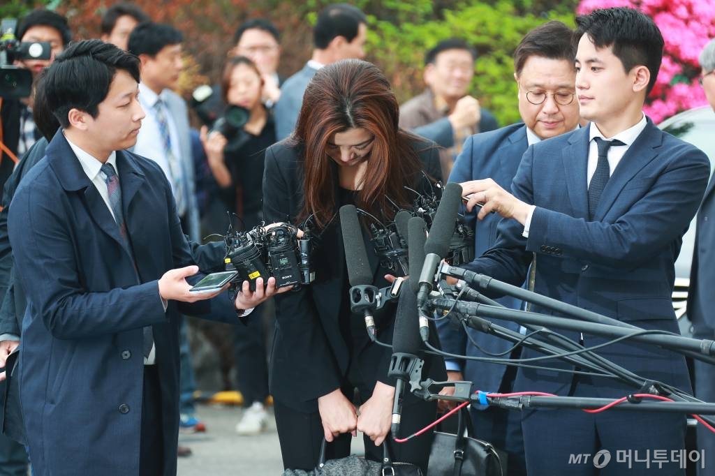 '물벼락 갑질' 조현민 전 대한항공 전무가 지난해 5월1일 오전 서울 강서경찰서에 폭행 및 업무방해 등 혐의의 피의자 신분으로 소환돼 고개를 숙인채 취재진의 질문을 받고 있다. /사진=이동훈 기자