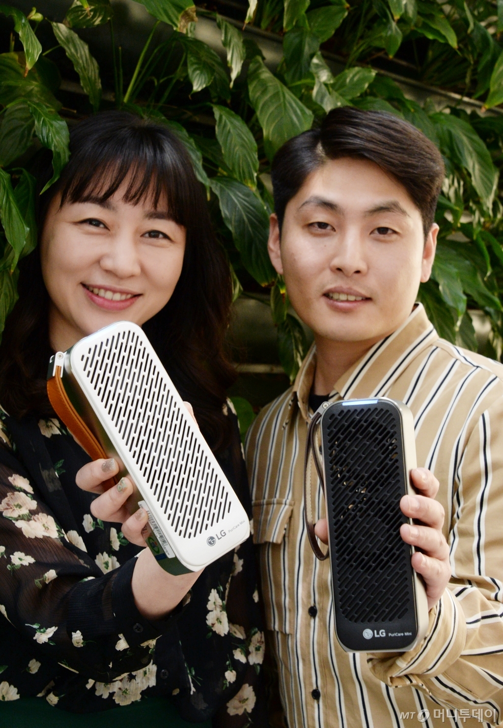 LG전자 에어솔루션연구소 구명진 선임연구원(사진 오른쪽)과 상품기획자인 LG전자 에어솔루션B2C상품기획팀 오선아 책임﻿/사진제공=LG전자