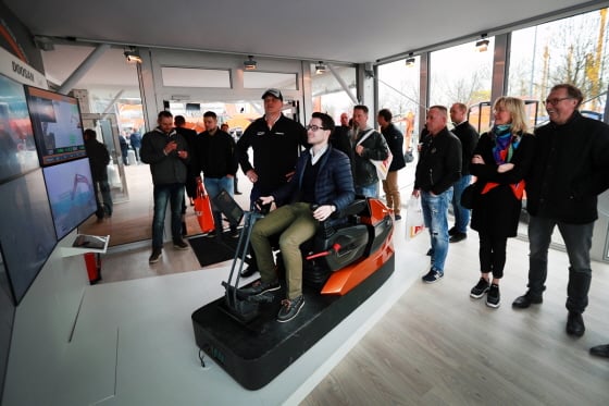 두산인프라코어가 '바우마(Bauma) 2019'에 참가해 독일 뮌헨 전시장에서 8500km 떨어진 인천의 굴삭기를 조종하는 5G 원격제어 기술을 시연하고 있다./사진제공=두산인프라코어