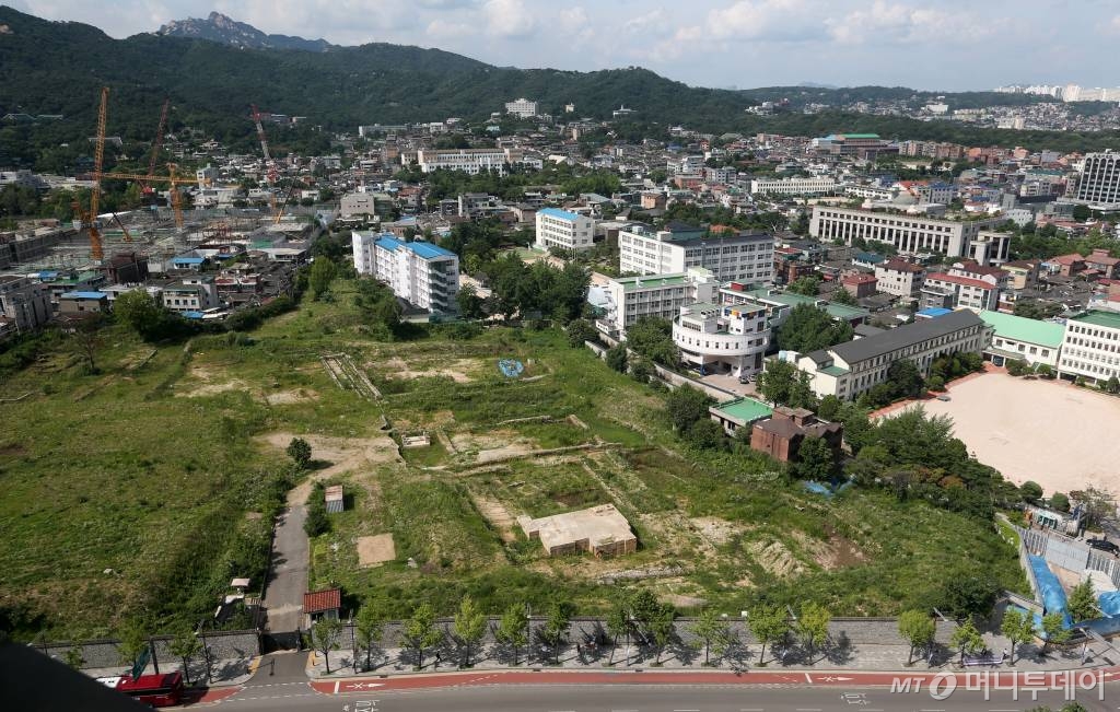 서울 종로구 송현동 옛 주한 미국대사관 직원숙소의 한진그룹 7성급 한옥호텔 부지의 2012년 모습. /사진=이기범 기자