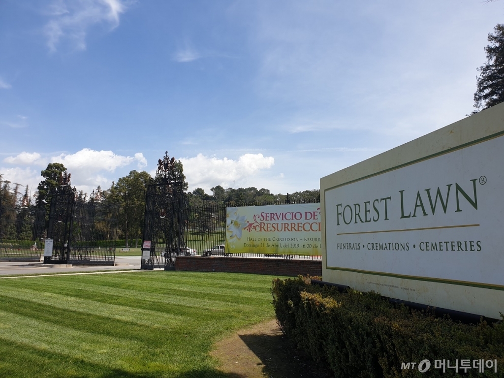 고(故) 조양호 한진그룹 회장이 '엠바밍'(Embalming·시신방부처리) 후 임시안치될 것으로 알려진 미국 캘리포니아주 글렌데일시 소재 장례업체 '포레스트 론 글렌데일'의 정문/ 사진=이상배 뉴욕특파원