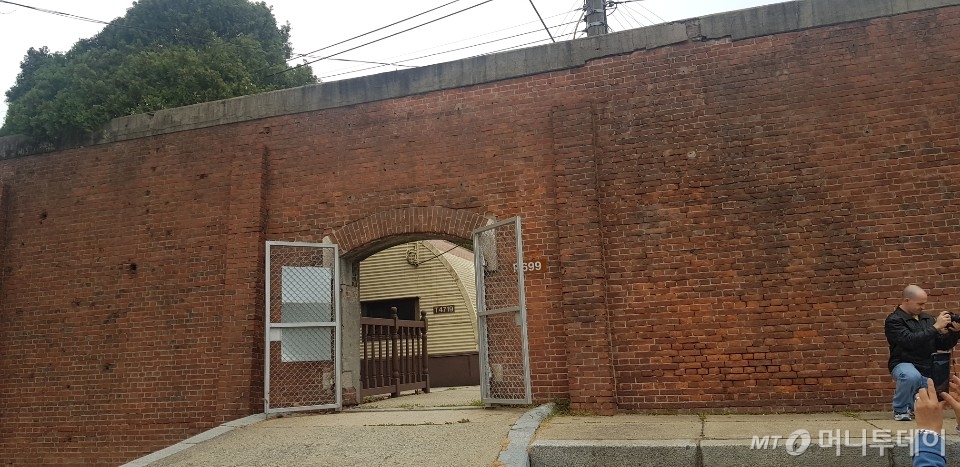 위수감옥 정문. 담장 왼쪽에는 한국전쟁 당시 격전지였던 것을 입증하는 총탄의 흔적이 고스란히 남아있다. 사진=조한송 기자