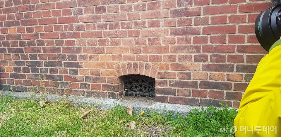 위수감옥 내부 건물 환풍기. 일본 제국주의를 상징하는 문양이 표현돼 있다. /사진=조한송 기자