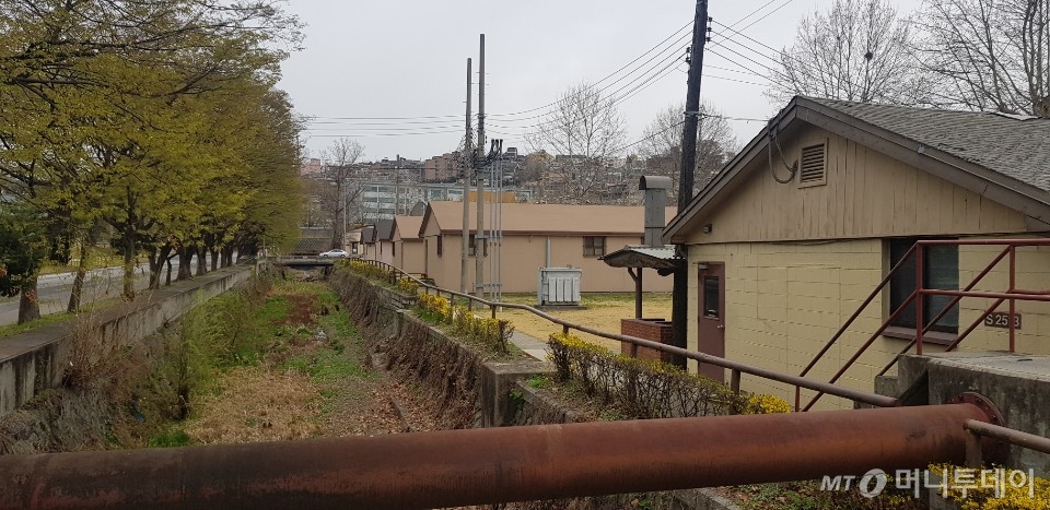 만초천변 돌다리에서 바라본 풍경. 일제강점기 시절 일본군이 이 돌다리를 이용해 입영하고 퇴영식을 진행했다. /사진=조한송 기자