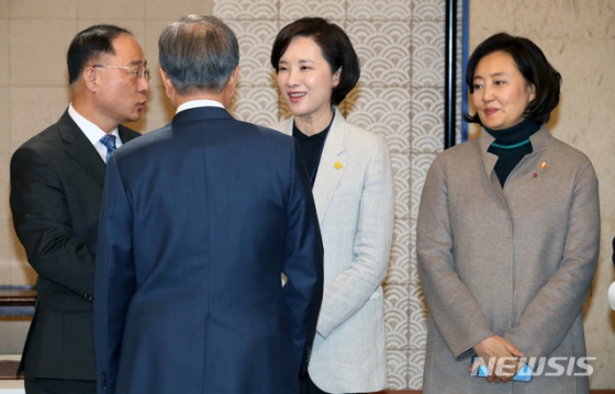 【서울=뉴시스】박진희 기자 = 문재인 대통령이 9일 청와대 본관에서 열린 국무회의에 앞서 국무위원들과 차담을 나누고 있다.   왼쪽부터 홍남기 경제부총리 겸 기획재정부 장관, 유은혜 사회부총리 겸 교육부 장관, 박영선 중소벤처기업부 장관. 2019.04.09.  pak7130@newsis.com / 사진=박진희