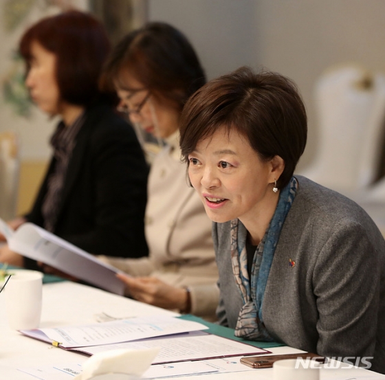 【서울=뉴시스】박주성 기자 = 진선미 여성가족부 장관이 9일 오전 서울 세종로 정부서울청사 국무위원 식당에서 열린 각 부처 성평등위원회 위원장들과의 간담회에서 인사말을 하고 있다. 2019.04.09.   park7691@newsis.com / 사진=박주성