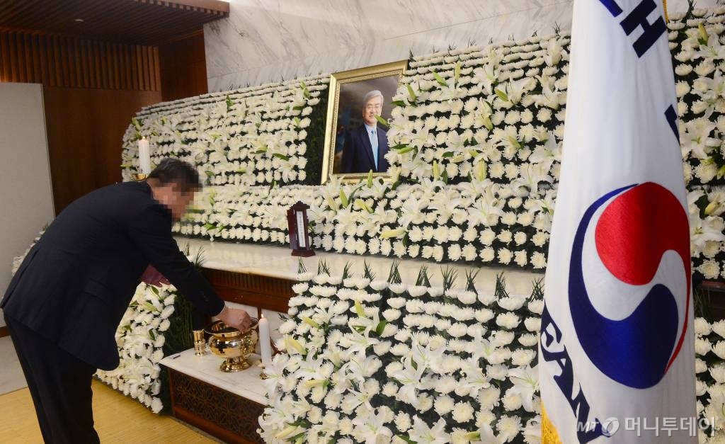 12일 오전 서울 서대문구 신촌 세브란스 병원 장례식장에 마련된 조양호 한진그룹 회장의 빈소에서 한 관계자가 분향하고 있다. /사진=이동훈 기자