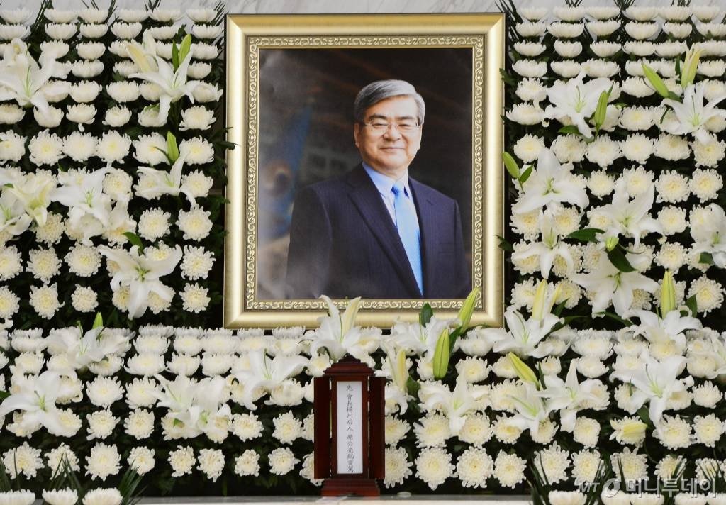 12일 오전 서울 서대문구 신촌 세브란스 병원 장례식장에 마련된 조양호 한진그룹 회장의 빈소에 고인의 영정과 위패가 놓여 있다. /사진=이동훈 기자