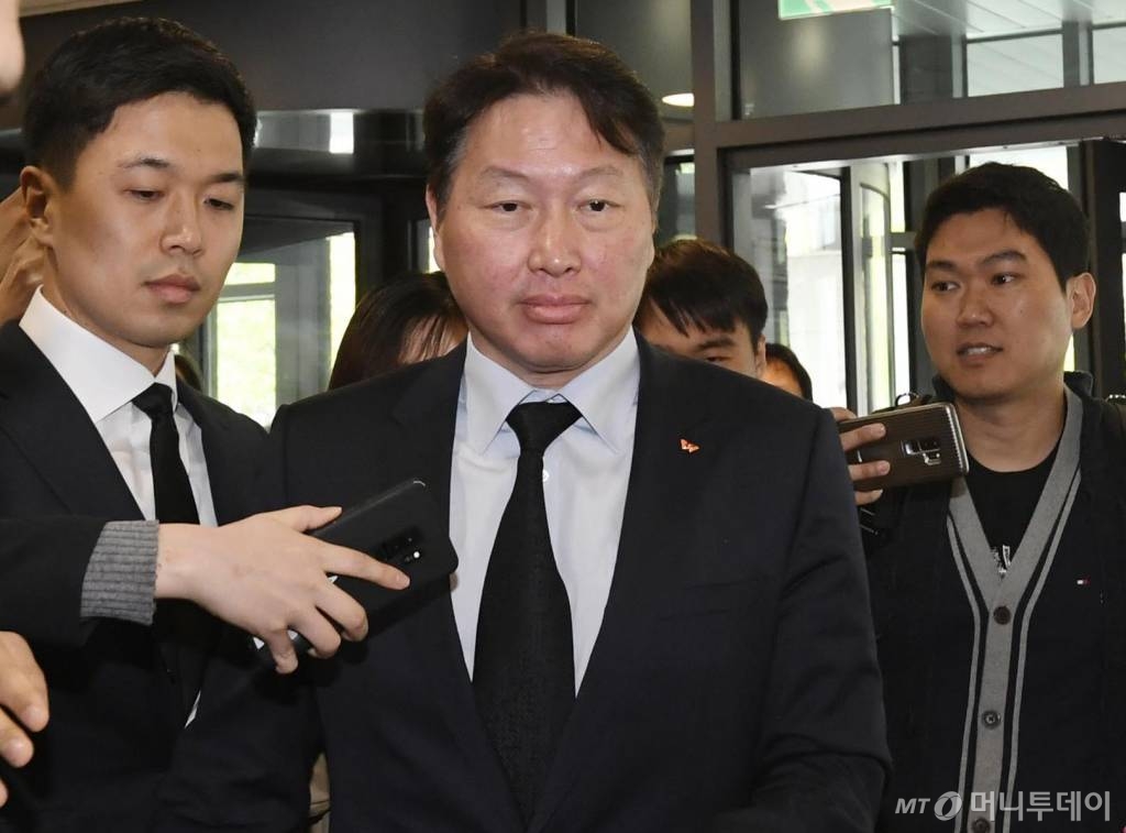 조양호 회장 빈소 찾은 최태원 SK회장이 12일 오후 서울 서대문구 신촌 세브란스병원 장례식장에 마련된 고(故) 조양호 회장 빈소로 향하며 취재진의 질문을 받고 있다./사진=이동훈 기자