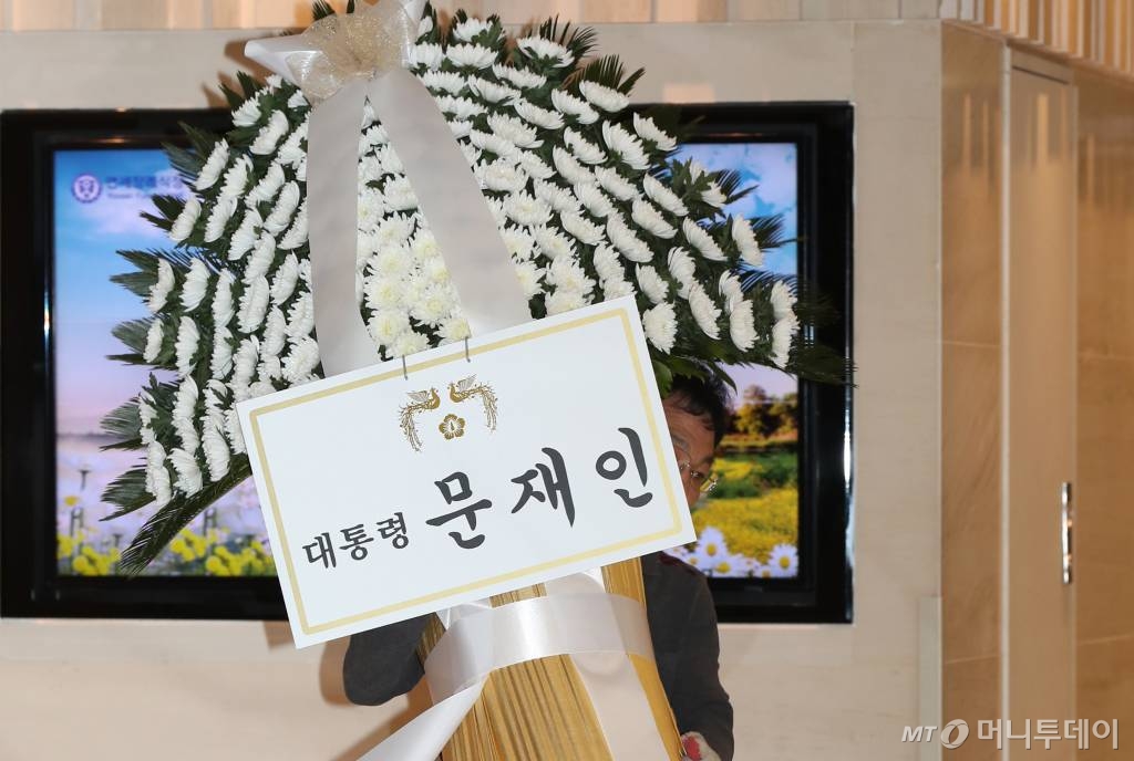 12일 오전 서울 서대문구 신촌 세브란스 병원 장례식장에 마련된 故 조양호 한진그룹 회장의 빈소에 문재인 대통령이 보낸 조화가 들어오고 있다./사진=이동훈 기자