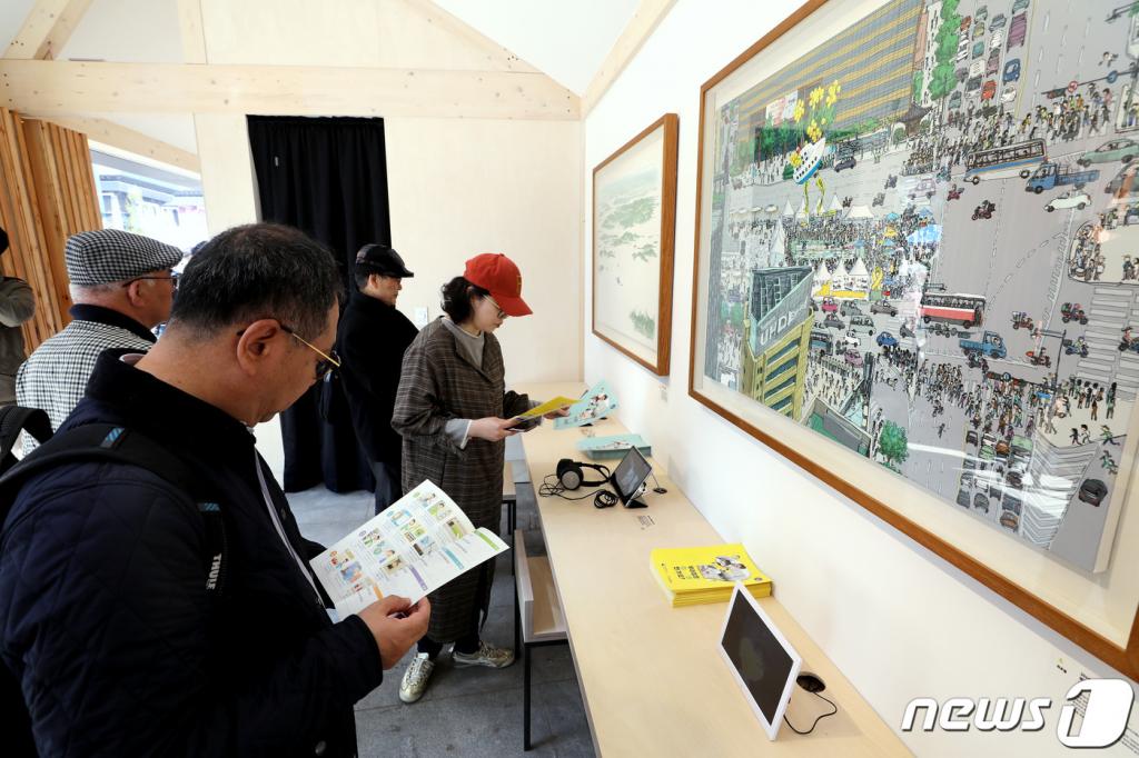 12일 오후 서울 광화문 광장에 개관한 세월호 기억ㆍ안전 전시공간을 찾은 시민들로 북적이고 있다./사진=뉴스1
