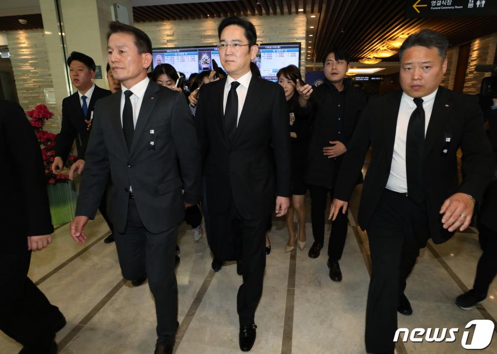 이재용 삼성전자 부회장이 13일 오전 서울 서대문구 신촌세브란스병원 장례식장에 마련된 고 조양호 한진그룹 회장의 빈소를 찾아 조문한 뒤 취재진의 질문을 받으며 장례식장을 나서고 있다. /사진=뉴스1