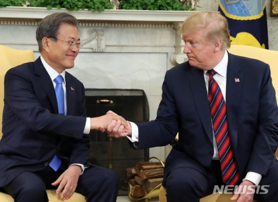 【워싱턴(미국)=뉴시스】박진희 기자 = 문재인 대통령이 11일 오후(현지시각) 미국 워싱턴 백악관에서 도널드 트럼프 미국 대통령과 한미 정상회담을 하고 있다. 2019.04.13.   pak7130@newsis.com