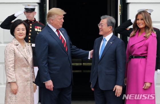 【워싱턴(미국)=뉴시스】박진희 기자 = 문재인 대통령과 부인 김정숙 여사가 한미 정상회담이 열리는 11일 오후(현지시각) 미국 워싱턴 백악관에서 도널드 트럼프 미국 대통령과 부인 멜라니아 여사의 영접을 받고 있다. 2019.04.12.   pak7130@newsis.com