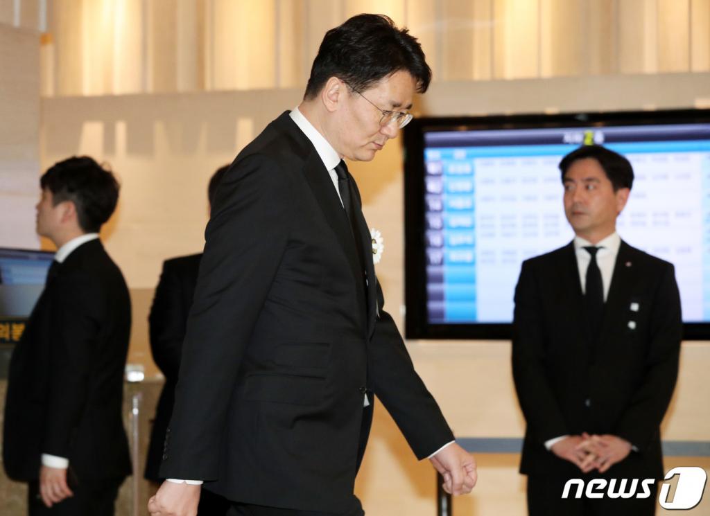 조원태 대한항공 사장이 13일 오후 서울 서대문구 신촌세브란스병원 장례식장에 마련된 고 조양호 한진그룹 회장의 장례식장에서 입관을 마친 후 빈소로 들어가고 있다. /사진=뉴스1