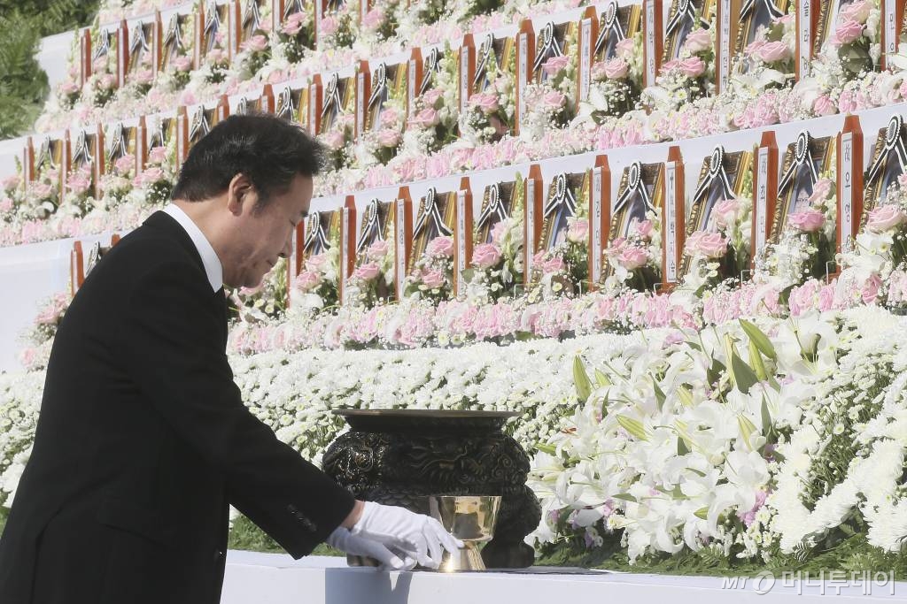 이낙연 국무총리가 지난해 4월16일 오후 경기도 안산시 정부종합분향소에서 열린 '4.16세월호 참사 희생자 정부 합동 영결 / 사진=이동훈 기자 photoguy@