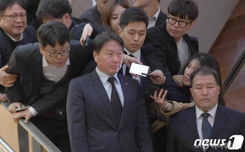 (서울=뉴스1) 박세연 기자 = 최태원 SK회장이 12일 오후 서울 서대문구 신촌 세브란스병원 장례식장에 마련된 고(故) 조양호 회장 빈소로 향하며 취재진의 질문을 받고 있다. 2019.4.12/뉴스1  <저작권자 © 뉴스1코리아, 무단전재 및 재배포 금지>