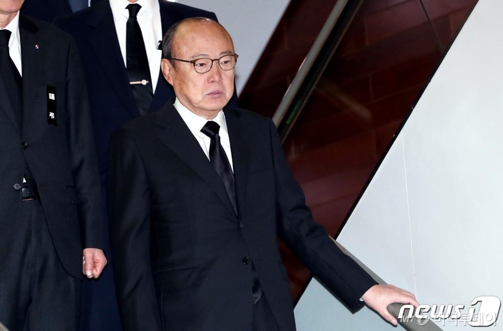 (서울=뉴스1) 박정호 기자 = 김승연 한화그룹 회장이 13일 오전 서울 서대문구 신촌세브란스병원 장례식장에 마련된 고 조양호 한진그룹 회장의 빈소로 들어서고 있다. 2019.4.13/뉴스1   <저작권자 © 뉴스1코리아, 무단전재 및 재배포 금지>
