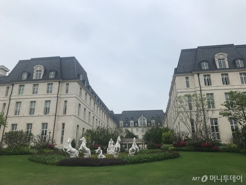 화웨이 옥스 혼 캠퍼스 내 프랑스 베르사유궁전을 본 따 지은 건물/사진=임지수 기자