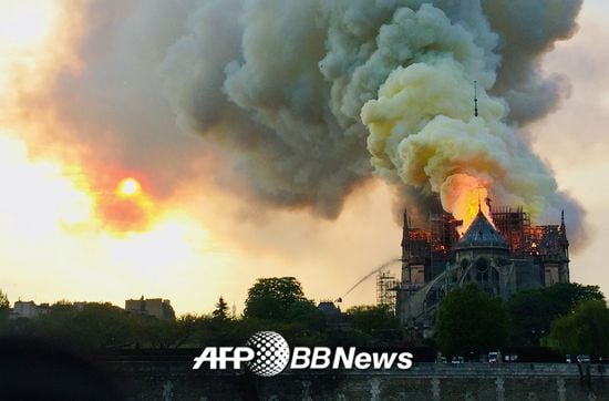 15일 오후 6시50분(현지시간)쯤 파리 구도심 내 시테섬에 있는 노트르담 대성당 화재로 연기가 하늘로 치솟고 있다./사진= AFPBBNews=뉴스1