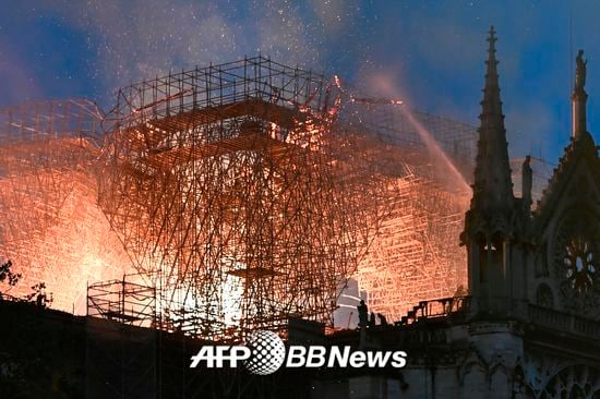 프랑스 소방관들이 15일 오후 6시50분(현지시간)쯤 파리 구도심 내 시테섬에 있는 노트르담 대성당 화재를 진압하고 있다./사진= AFPBBNews=뉴스1