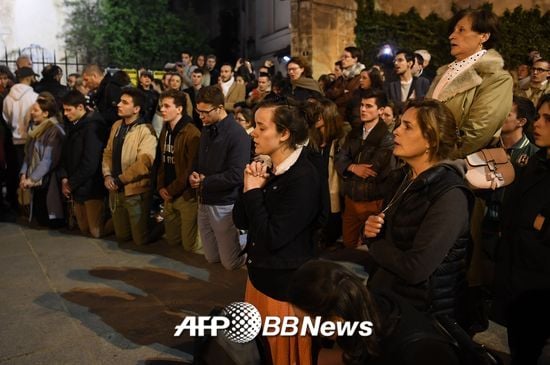 시민들이 노트르담 대성당 화재를 보며 무릎을 꿇고 기도하고 있다./사진= AFPBBNews=뉴스1