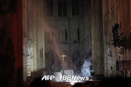 화재로 인한 연기가 남아있는 노트르담 대성당 내부./사진= AFPBBNews=뉴스1
