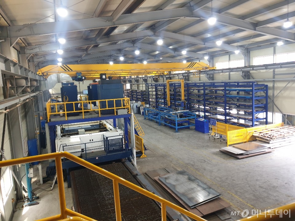 스마트공장을 구축한 비와이인더스트의 내부 공장 모습.