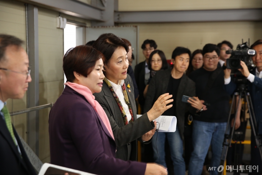 이정한 비와이인더스트리 대표(왼쪽)에게 박영선 중소벤처기업부 장관이 질문을 하고 있다.